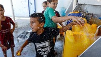 Anak-anak mengisi air di keran umum di Khan Younis, Gaza, Palestina, 11 Oktober 2023.  