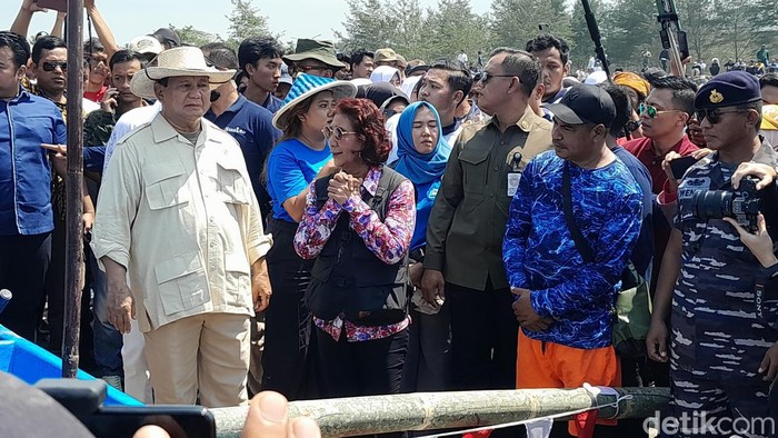 Prabowo dan Susi Pudjiastuti saat menyerahkan bantuan kapal untuk nelayan.