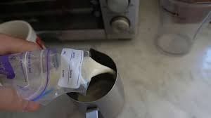 Pria bikin latte pakai ASI