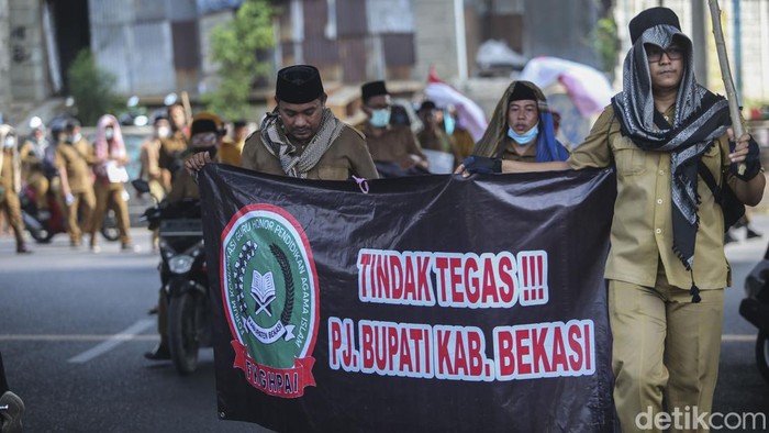 Puluhan Guru Honorer Kabupaten Bekasi Long March ke Ombudsman Puluhan Guru Honorer Kabupaten Bekasi Long March ke Ombudsman