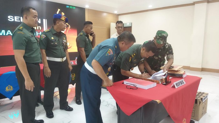 Puspom TNI serahkan Letkol Afri ke Oditur (Kurniawan/detikcom)