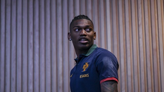 Portugals forward Rafael Leao arrives at a press conference at Cidade do Futebol in Oeiras, outskirts of Lisbon on June 13, 2023 ahead of of their UEFA Euro 2024 Group J qualifiers match against Bosnia and Herzegovina. (Photo by Patricia DE MELO MOREIRA / AFP)