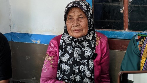 Warga Desa Montong Are, Lombok Barat, Rakyah di rumahnya, Rabu (11/10/2023). Perempuan berusia 84 Tahun itu dipolisikan anak kandungnya gegara rebutan lahan warisan.