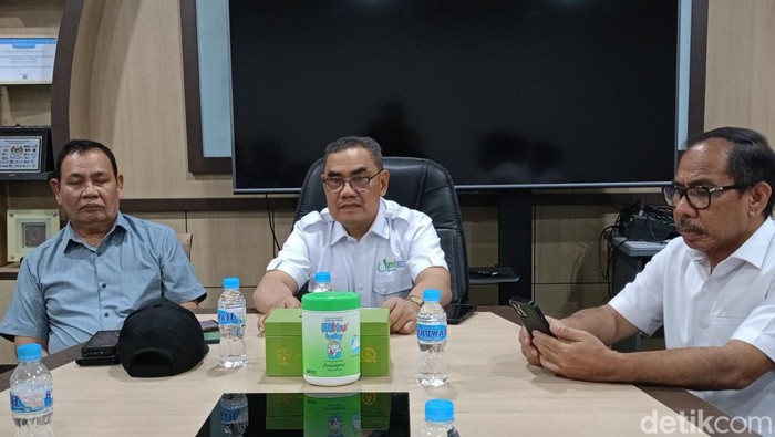 Rektor UMI Makassar nonaktif Prof Basri Modding (tengah) di kantornya.