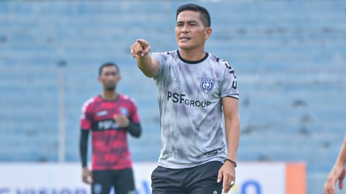 Ridwan Saragih saat melatih PSPS Riau. (Istimewa)