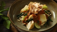 Rujak juhi ini merupakan makanan khas Betawi yang mendapat pengaruh dari kuliner China. Juhi (sotong kering) ini adalah bahan utama dari racikan rujak ini yang dicampurkan dengan selada, mie, kentang goreng, dan saus kacang. Foto: iStock/detikFood