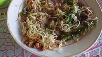 Rujak bulung ini juga racikan rujak khas Bali. Terbuat dari rumput laut, lengkuas, dan kelapa parut. Sensasinya yang renyah ini berpadu nikmat dengan kuah pindang. Foto: iStock/detikFood