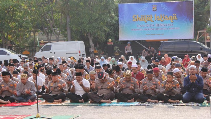 Salat Istisqa di Polresta Bandar Lampung.