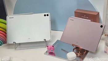 Tab S9 FE+ memiliki baterai bertenaga yang mampu bertahan hingga 20 jam untuk pemutaran video dengan sekali pengisian daya, berkat baterai 10090mAh. Tab S9 FE mampu bertahan hingga 18 jam dengan baterai 8000mAh. Keduanya mengisi daya dengan cepat dalam waktu kurang dari 90 menit dengan dukungan Fast Charging 45W, meskipun Anda harus membeli pengisi daya secara terpisah.Foto: Adi Fida Rahman/detikINET