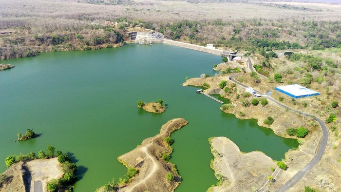 Foto udara panorama waduk Bajulmati di Situbondo, Jawa Timur, Selasa (10/10/2023). Waduk berkapasitas 10 juta meter kubik tersebut saat ini masih memiliki stok air mencapai 8 juta meter kubik yang mampu mensuplai 1.800 hektar lahan pertanian di Kabupaten Situbondo dan Banyuwangi pada musim kemarau. ANTARA FOTO/Budi Candra Setya/YU