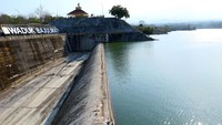 Debit ari di Waduk Bajulmati menyusut akibat kemarau panjang.