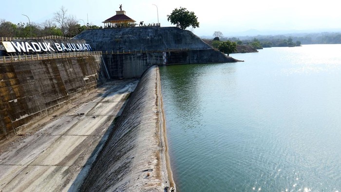 Foto udara panorama waduk Bajulmati di Situbondo, Jawa Timur, Selasa (10/10/2023). Waduk berkapasitas 10 juta meter kubik tersebut saat ini masih memiliki stok air mencapai 8 juta meter kubik yang mampu mensuplai 1.800 hektar lahan pertanian di Kabupaten Situbondo dan Banyuwangi pada musim kemarau. ANTARA FOTO/Budi Candra Setya/YU