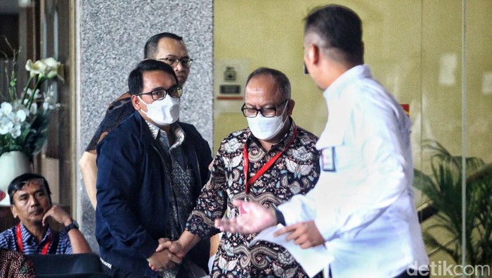 Sekjen Kementan Kasdi Subagyono Kembali Diperiksa KPK Sekjen Kementerian Pertanian Kasdi Subagyono menunggu pemeriksaan di Gedung Merah Putih KPK, Jakarta, Rabu (11/10/2023). Kasdi Subagyono kembali diperiksa setelah Selasa (10/10/2023) kemarin ia diperiksa selama 11 jam sebagai saksi dalam kasus dugaan korupsi di Kementerian Pertanian.