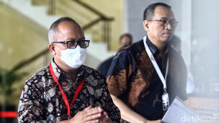 Sekjen Kementan Kasdi Subagyono Kembali Diperiksa KPK Sekjen Kementerian Pertanian Kasdi Subagyono menunggu pemeriksaan di Gedung Merah Putih KPK, Jakarta, Rabu (11/10/2023). Kasdi Subagyono kembali diperiksa setelah Selasa (10/10/2023) kemarin ia diperiksa selama 11 jam sebagai saksi dalam kasus dugaan korupsi di Kementerian Pertanian.