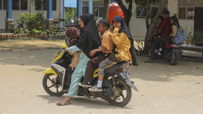 Orang tua murid menjemput pulang anaknya di SDN 001 Sembulang, Pulau Rempang, Batam, Kepulauan Riau, Rabu (11/10/2023). Sebanyak tiga sekolah yakni SDN 001 Sembulang, SDN 002 Pasir Panjang, dan SDN 016 Blongkeng terdampak relokasi tahap pertama dalam pengembangan Proyek Strategis Nasional (PSN) Rempang Eco-City Pulau Rempang. ANTARA FOTO/Teguh Prihatna/hp.