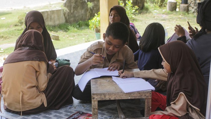 Sekolah terdampak relokasi proyek Rempang Eco-City Orang tua murid menjemput pulang anaknya di SDN 001 Sembulang, Pulau Rempang, Batam, Kepulauan Riau, Rabu (11/10/2023). Sebanyak tiga sekolah yakni SDN 001 Sembulang, SDN 002 Pasir Panjang, dan SDN 016 Blongkeng terdampak relokasi tahap pertama dalam pengembangan Proyek Strategis Nasional (PSN) Rempang Eco-City Pulau Rempang. ANTARA FOTO/Teguh Prihatna/hp.