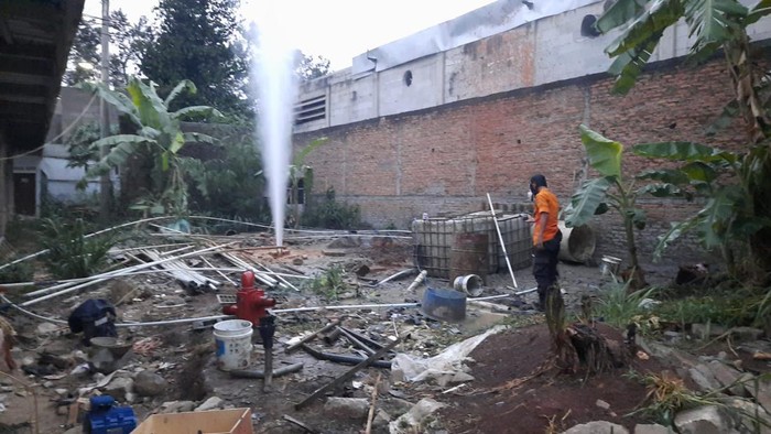 Semburan gas dari sumur bor warga di Sukaraja, Kabupaten Bogor, Jawa Barat.