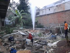 Gas Nyembur Usai Warga Bogor Gali Sumur hingga 130 Meter untuk Cari Air