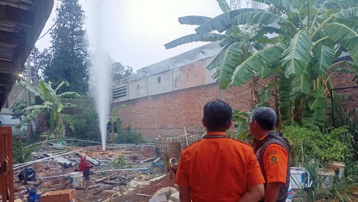 Semburan gas terjadi dari sebuah sumur bor milik warga di Sukaraja, Kabupaten Bogor.