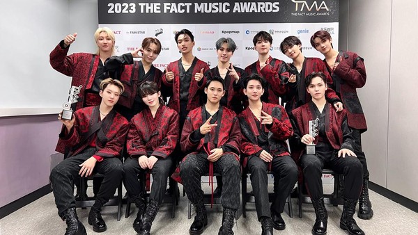 8 Foto Pemenang The Fact Music Awards 2023, SEVENTEEN Bawa Piala Daesang