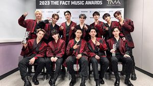 8 Foto Pemenang The Fact Music Awards 2023, SEVENTEEN Bawa Piala Daesang