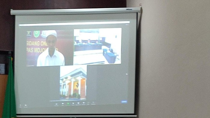 sidang Ipin sopir truk ayam di mojokerto