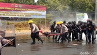 Di tengah kerusuhan semakin memanas dan tidak terkendali, personel kepolisian kemudian melakukan tindakan-tindakan lebih tegas. Di tengah situasi ini, Detasemen 45 Anti Teror Anarki Satbrimob pun diterjunkan. (Foto: Ony Syahroni/detikJabar)