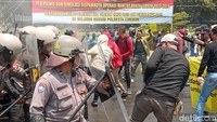 Tembakan peringatan hingga gas air mata pun dilontarkan untuk membubarkan massa aksi yang berbuat rusuh dan anarkis. Di antara para personel kepolisian, ada yang bertugas untuk menangani massa aksi yang terluka. (Foto: Ony Syahroni/detikJabar)