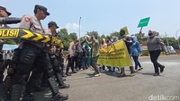 Latihan yang melibatkan para personel kepolisian itu dilakukan dalam simulasi sistem pengamanan kota (Sispamkota) dan Tactical Wall Game (TWG) di halaman stadion Watubelah, Kecamatan Sumber, Kabupaten Cirebon. (Foto: Ony Syahroni/detikJabar)