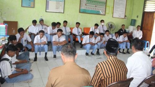 Petugas BBN Kabupaten Sumbawa Besar dan guru memberikan pemahaman kepada para siswa yang mengikuti tes urine.