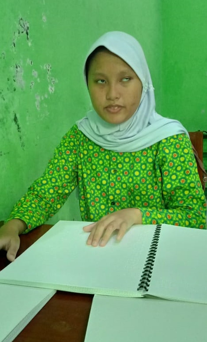 Siswa Membaca Buku Braille Chemistry For You Mahasiswa UNY Gagas Chemistry For You untuk Bantu Siswa Tunanetra Belajar Kimia