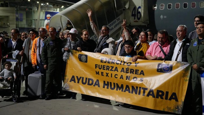 Situasi Mencekam, Meksiko Evakuasi Warganya dari Israel Mexicans board a plane of the Mexican Secretariat of National Defense (SEDENA) during a repatriation flight to Mexico, at Ben Gurion International Airport in Tel Aviv, Israel, in this photo distributed to Reuters on October 10, 2023. Mexican Foreign Minister office (SRE)/Handout via REUTERS ATTENTION EDITORS - THIS IMAGE WAS PROVIDED BY A THIRD PARTY. NO RESALES. NO ARCHIVES.