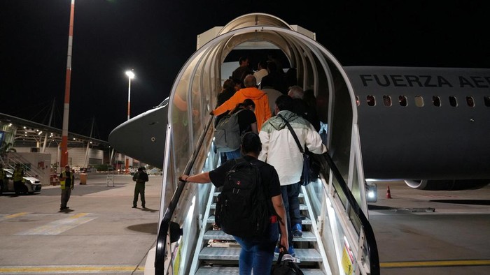 Mexicans board a plane of the Mexican Secretariat of National Defense (SEDENA) during a repatriation flight to Mexico, at Ben Gurion International Airport in Tel Aviv, Israel, in this photo distributed to Reuters on October 10, 2023. Mexican Foreign Minister office (SRE)/Handout via REUTERS ATTENTION EDITORS - THIS IMAGE WAS PROVIDED BY A THIRD PARTY. NO RESALES. NO ARCHIVES.