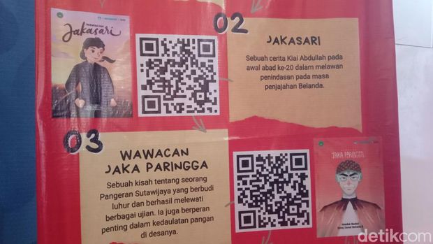 Sri Tanjung Sugiarti Tarka menunjukkan komik digital manuskrip