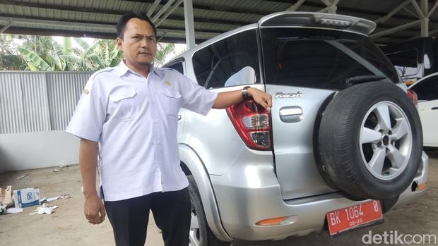 Stiker 'Jokowi Pilih Ganjar' di mobil dinas Pemkab Batu Bara yang telah dicopot. (Perdana Ramadhan/detikSumut)