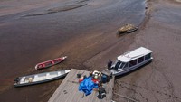 Catatan ini merupakan level terendah sejak pencatatan mulai dilakukan pada 1902. Ketinggian air ini bahkan lebih rendah dibandingkan tahun 2010 ketika Sungai Amazon dilanda kekeringan parah. (Bruno Kelly/Reuters)