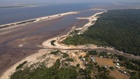 Beberapa wilayah di Amazon mengalami curah hujan paling rendah pada bulan Juli hingga September sejak tahun 1980. Hal ini dicatat pusat peringatan bencana pemerintah Brasil, Cemaden. (Bruno Kelly/Reuters)