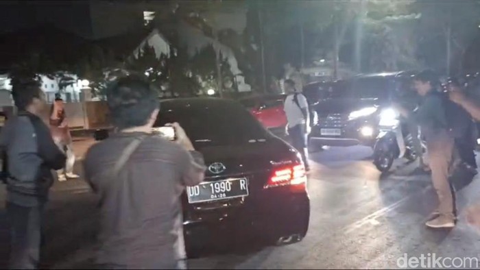 SYL menumpang  di mobil sedan terpantau meninggalkan kediaman ibunya di Jalan Haji Bau, Makassar. detikSulsel/Fajri