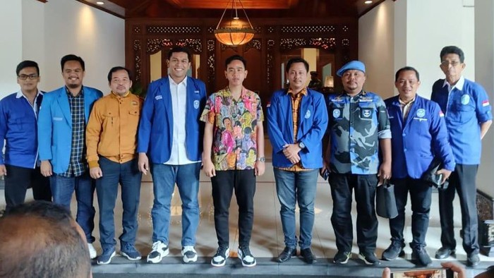 Gerakan Angkatan Muda Kristen Indonesia (GAMKI) bertemu dengan Wali Kota Solo, Gibran Rakabuming Raka, di Balai Kota Surakarta. Ketua Umum Dewan Pimpinan Pusat (DPP) GAMKI Sahat Martin Philip Sinurat mengatakan pihaknya bertemu Gibran untuk menyampaikan undangan pelaksanaan kegiatan Apel Siaga Nasional Brigade Serba Guna (Brigsena) GAMKI.