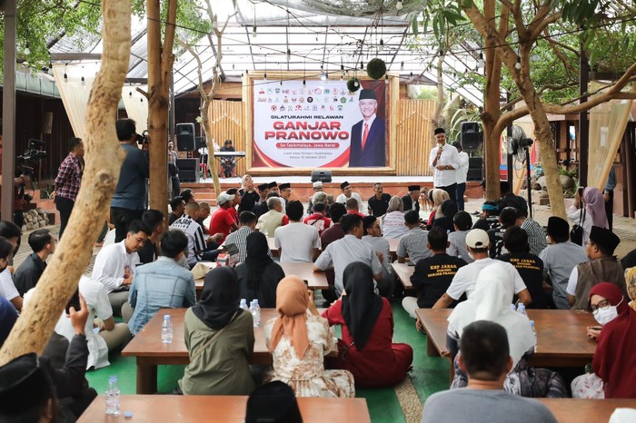 Temui Relawan Se-Tasikmalaya, Ganjar Dapat Masukan hingga Cendera Mata