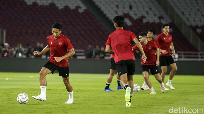 Timnas Indonesia menjalani latihan di SUGBK, Jakarta, Rabu (11/10). Jelang FIFA match day melawan Brunei Darussalam Asnawi Mangkualam dkk panaskan mesin.
