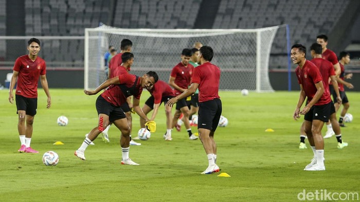 Timnas Indonesia menjalani latihan di SUGBK, Jakarta, Rabu (11/10). Jelang FIFA match day melawan Brunei Darussalam Asnawi Mangkualam dkk panaskan mesin.