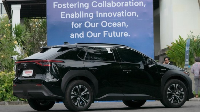 Lebih dari 66 unit mobil listrik Toyota bZ4X digunakan sebagai kendaraan operasional di KTT AIS pada 10-11 Oktober 2023.