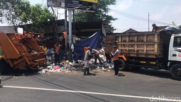 Tumpukan sampah di pinggir Jalan Kusbini, Kota Jogja, mulai dieksekusi petugas, Rabu (11/10/2023).