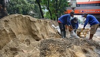 Tampak pekerja mempersiapkan material dalam pembuatan turap.  