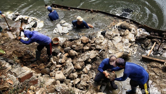 Turap Ambrol di Anak Sungai Kali Cideng Diperbaiki Sejumlah turap yang ambrol di anak sungai Kali Cideng, Jakarta, mulai diperbaiki. Perbaikan turap ini dalam rangka menyambut musim penghujan.