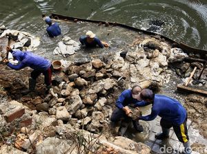 Perbaikan Turap Ambrol Kali Cideng Terus Dikebut