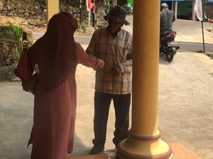 Viral Pengemis Dibonceng Pemotor Keliling Kampung di Jombang