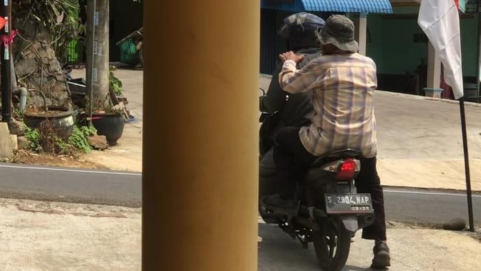 Video pengemis naik motor yang viral di aplikasi percakapan.