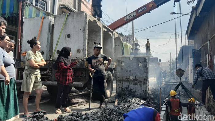 Warga geruduk pengejaran proyek drainase di Jalan Pasundan karena air mati selama 8 hari (Nizar Aldi/detikSumut)